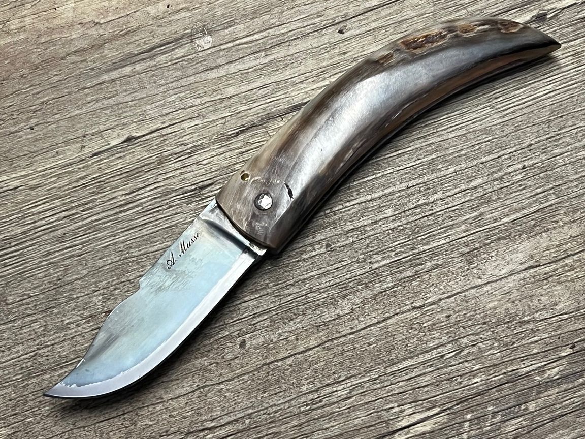 Cornicciolu , korsisches Hirtenmesser,  Griff Widderhorn, roh belassene Karbonklinge, Alexandre Musso, Messer Nr. 19