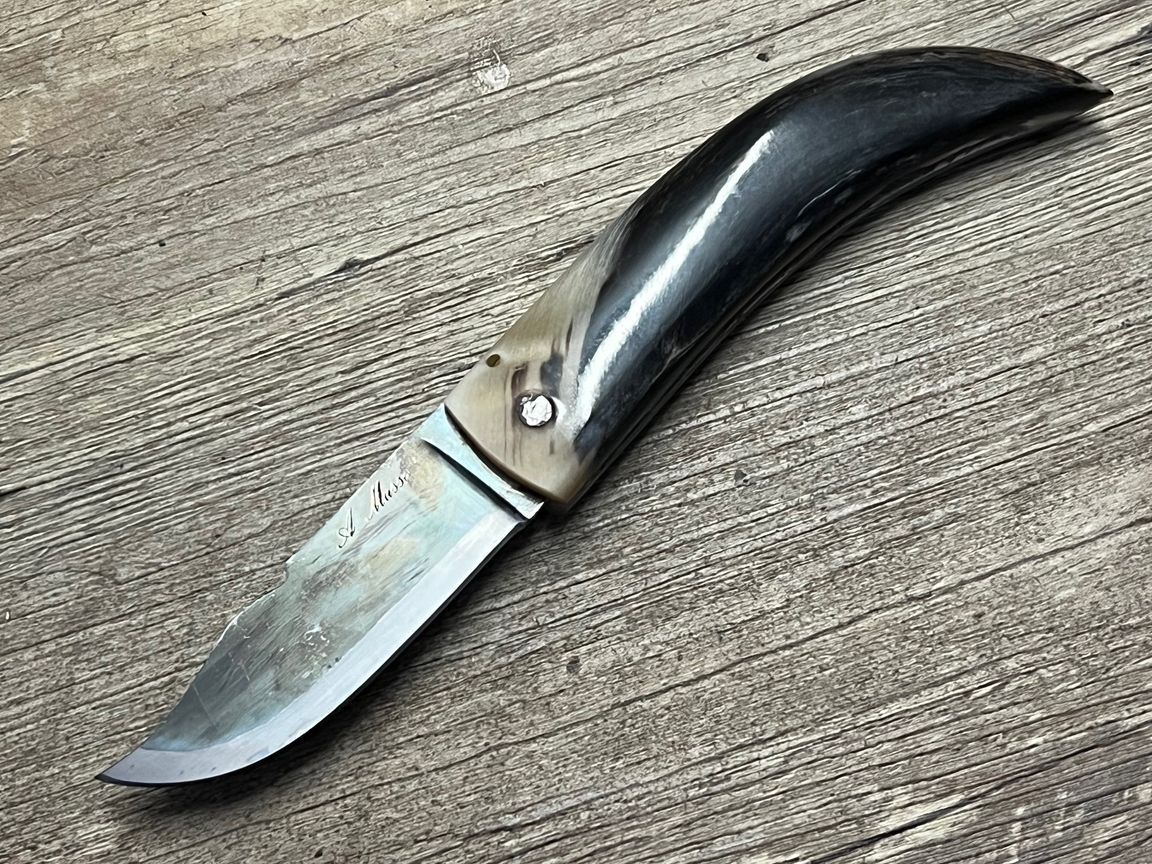 Cornicciolu , korsisches Hirtenmesser,  Griff Widderhorn, roh belassene Karbonklinge, Alexandre Musso, Messer Nr. 21
