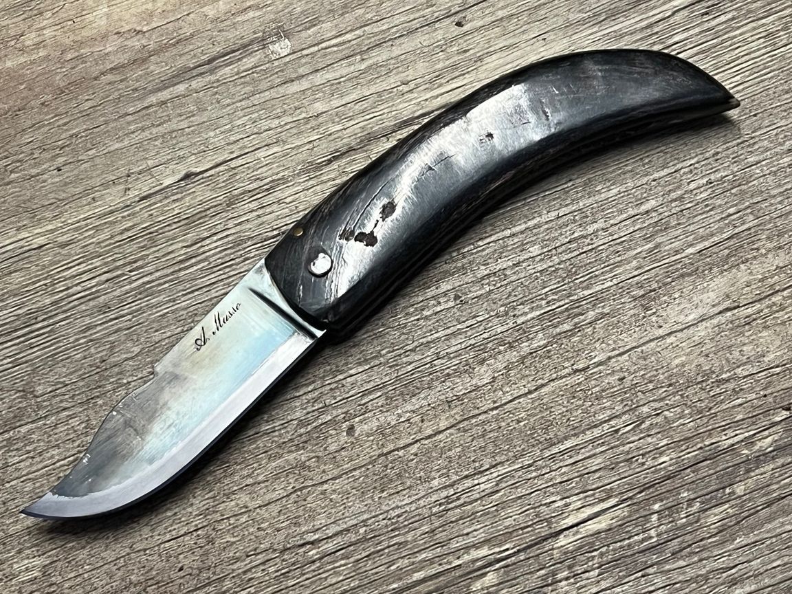 Cornicciolu , korsisches Hirtenmesser,  Griff Widderhorn, roh belassene Karbonklinge, Alexandre Musso, Messer Nr. 22