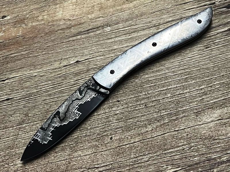 Couteau Névé von Tim Bernard, Griff Muonionalusta Meteorit, Klinge 200 Lagen Damast aus der Baker Forge (USA) Etui aus Schlangenleder Couteau Névé von Tim Bernard, Griff Muonionalusta Meteorit, Klinge 200 Lagen Damast aus der Baker Forge (USA) Etui aus Schlangenleder
