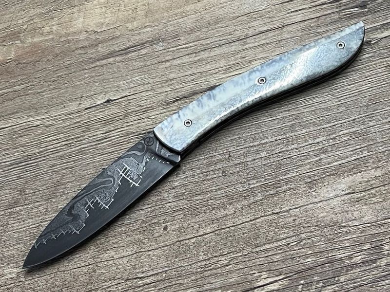 Couteau Névé von Tim Bernard, fossiles Walrosselfenbein, Klinge Baker Forge (USA) Couteau Névé von Tim Bernard, fossiles Walrosselfenbein, Klinge Baker Forge (USA)