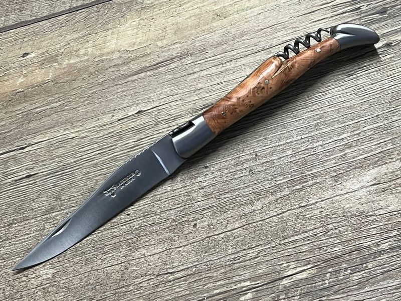 Laguiole en Aubrac 12 cm, geschmiedete Biene,  Griff Wacholder, Korkenzieher, Doppelplatine, Messer Nr. 1