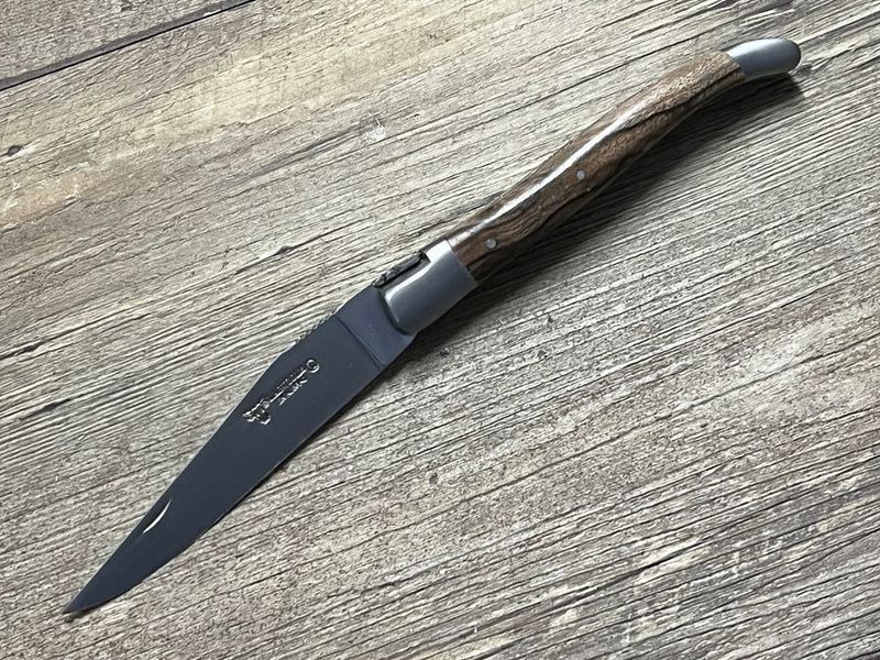 Laguiole en Aubrac 12 cm, geschmiedete Biene, Messing-Doppelplatine, Griff französischer Nussbaum, Messer Nr. 2