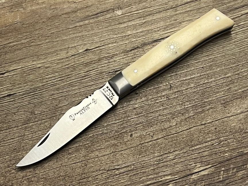 Das Alpin, französisches Taschenmesser, Griff Knochen weiß mit Flocon, Schmiede ARTO