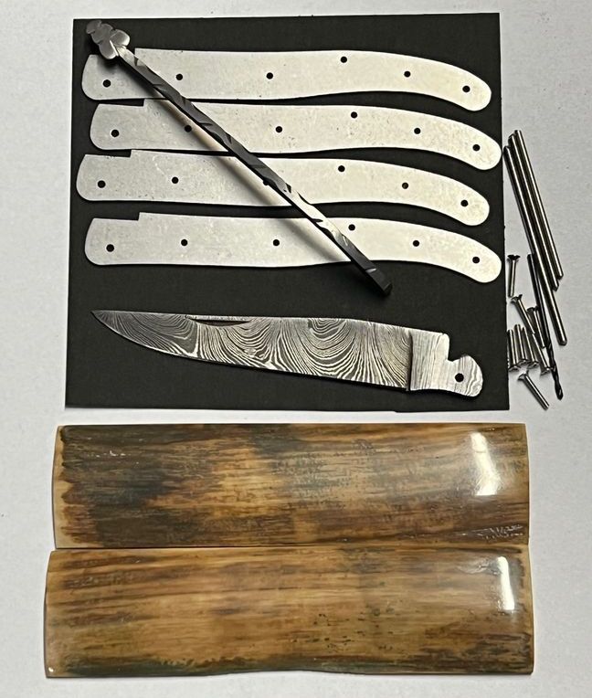 Schnäppchen, Laguiole Messerbausatz, Voller Griff, Doppelplatine, Original Kit aus Thiers, Frankreich, geschmiedete Feder und Biene, Ressort guillochiert, Klinge Damaststahl, blaues Mammutelfenbein