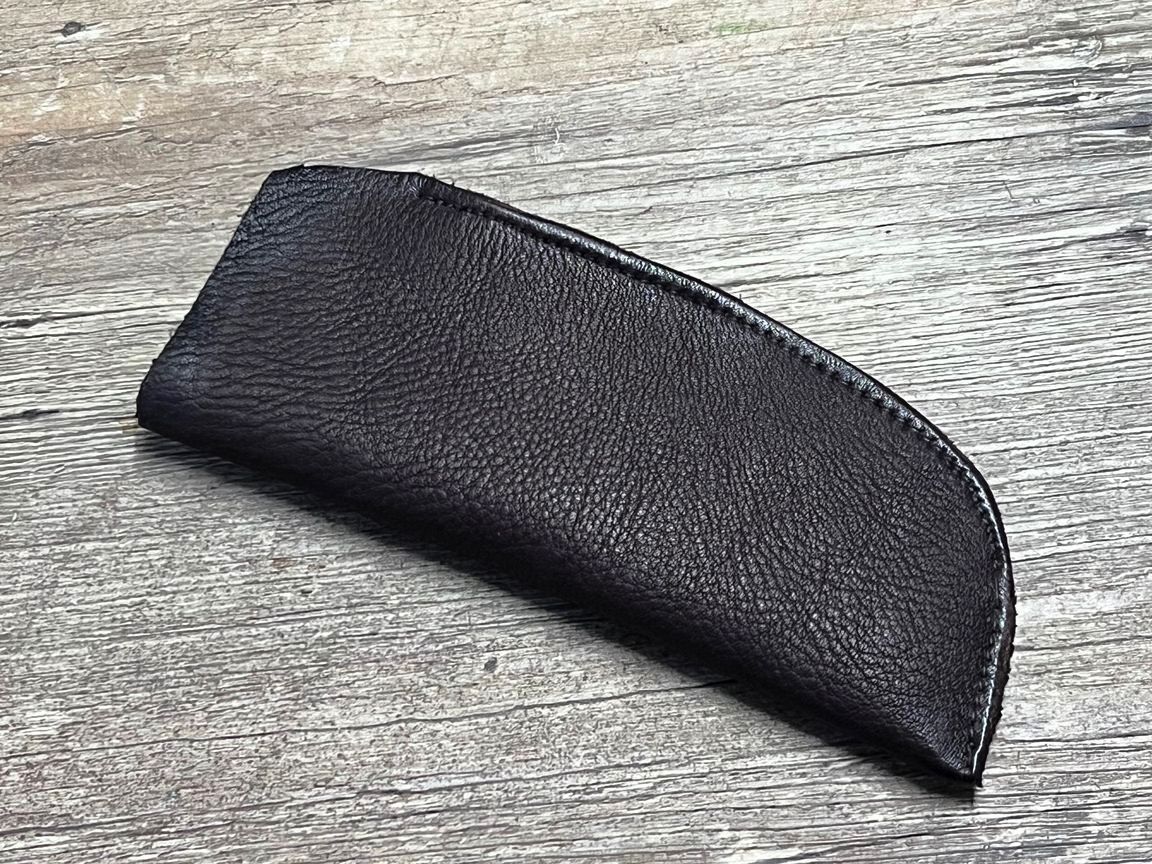 Handgefertigtes weiches Einsteck-Etui aus Rindsleder für alle Jagdmesser Laguuiole en Aubrac 14 cm