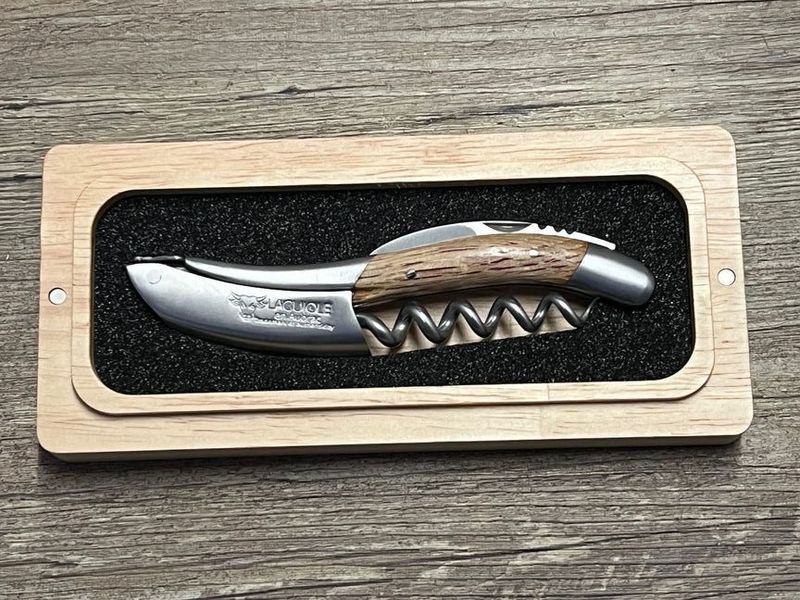Original Laguiole en Aubrac Sommelier Kellner-Messer Griffbeschalung aus Fassdauben alter Barrique Weinfässer aus Eichenholz