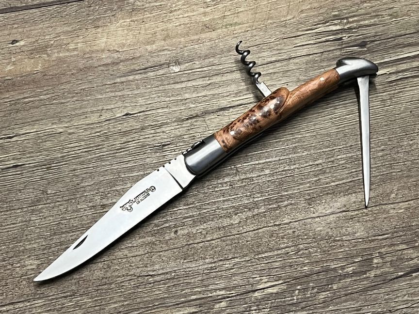 Laguiole en Aubrac 12 cm, geschmiedete Biene, Griff  Wacholder, Korkenzieher und Ahle, Leder Steck-Etui, Messer Nr. 2