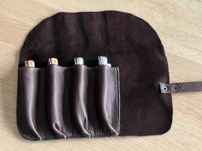 Weiche Messerrolle, Messertasche aus edlem Rindsleder, Farbe braun für 4 Laguiole Taschenmesser oder schlanke Taschenmesser bis 14 cm Weiche Messerrolle, Messertasche aus edlem Rindsleder, Farbe braun für 4 Laguiole Taschenmesser oder schlanke Taschenmesser bis 14 cm