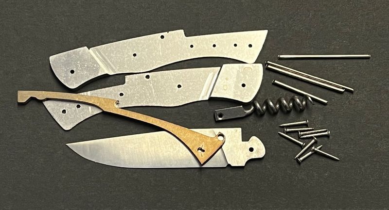 Messerbausatz Couteaux de Chasse, stabiles Jagd- und Outdoormesser mit Korkenzieher, Original Kit aus Thiers, Frankreich, geschmiedete Feder glatt, Klinge 12 C 27 matt Messerbausatz Couteaux de Chasse, stabiles Jagd- und Outdoormesser mit Korkenzieher, Original Kit aus Thiers, Frankreich, geschmiedete Feder glatt, Klinge 12 C 27 matt