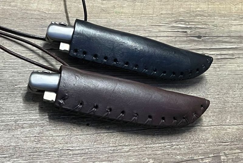 Innovatives Stecketui aus Bullen-Kernleder, glatt, für traditionelle 11 und 12 cm Laguiole Taschenmesser mit und ohne Doppelplatine in der Farbe schwarz oder braun. Innovatives Stecketui aus Bullen-Kernleder, glatt, für traditionelle 11 und 12 cm Laguiole Taschenmesser mit und ohne Doppelplatine in der Farbe schwarz oder braun.