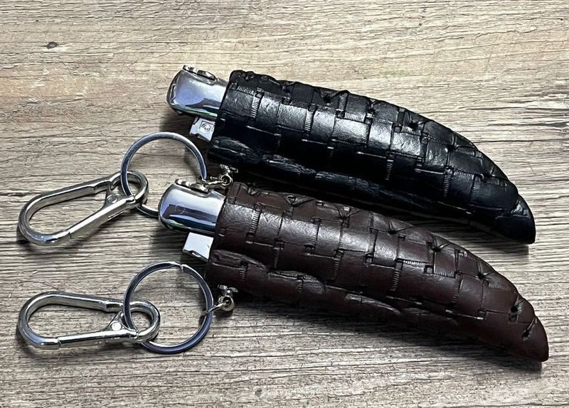 Innovatives Stecketui aus Bullen-Kernleder gepunzt, für traditionelle 11 und 12 cm Laguiole Taschenmesser mit und ohne Doppelplatine, Farbe schwarz oder braun Innovatives Stecketui aus Bullen-Kernleder gepunzt, für traditionelle 11 und 12 cm Laguiole Taschenmesser mit und ohne Doppelplatine, Farbe schwarz oder braun