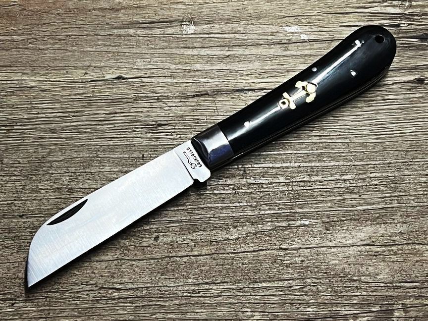 L`Amor oder das London,  maritimes Taschenmesser, Klinge Karbonstahl, Griff Büffelhornspitze mit Messingeinlage, poliert, Schmiede Couperier Coursolle