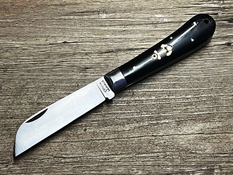 L`Amor oder das London, maritimes Taschenmesser, Klinge Karbonstahl, Griff Büffelhornspitze mit Messingeinlage, poliert, Schmiede Couperier Coursolle L`Amor oder das London, maritimes Taschenmesser, Klinge Karbonstahl, Griff Büffelhornspitze mit Messingeinlage, poliert, Schmiede Couperier Coursolle