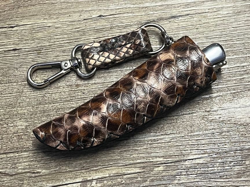 Innovatives Stecketui aus Schlangenleder (Leopardenmuster braun),  für traditionelle 11 und 12 cm Laguiole Taschenmesser mit und ohne Doppelplatine