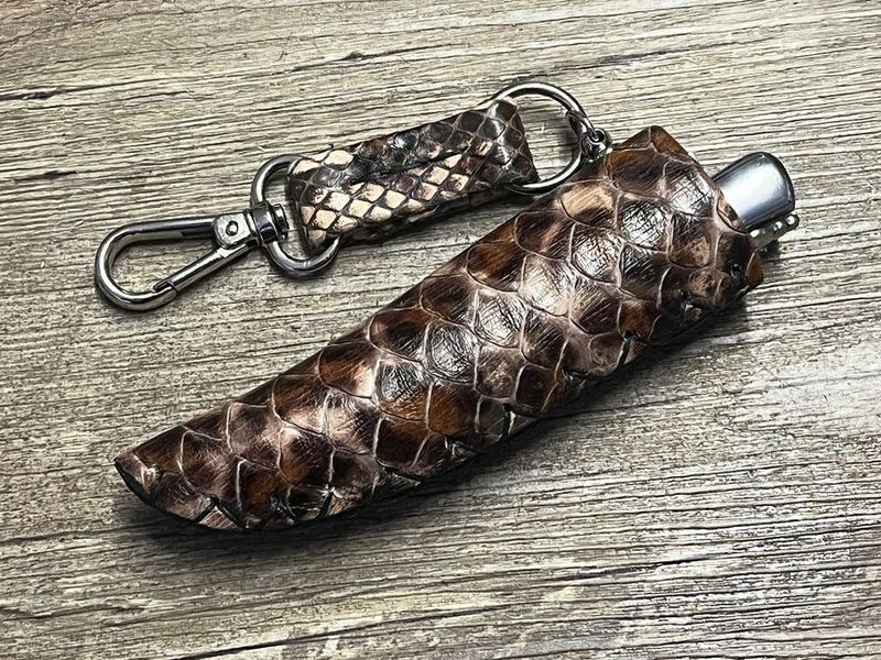 Innovatives Stecketui aus Schlangenleder (Leopardenmuster braun), für traditionelle 11 und 12 cm Laguiole Taschenmesser mit und ohne Doppelplatine Innovatives Stecketui aus Schlangenleder (Leopardenmuster braun), für traditionelle 11 und 12 cm Laguiole Taschenmesser mit und ohne Doppelplatine