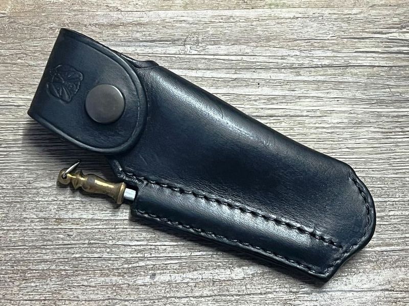 Gürtellederholster, Farbe schwarz mit Wetzstahl für alle Laguiole Taschenmesser bis 12 cm Grifflänge