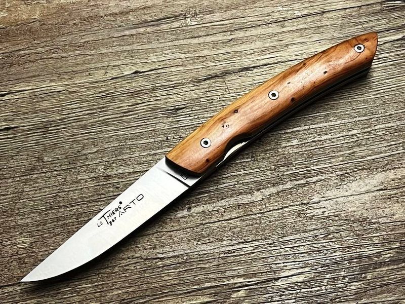 Französisches Taschenmesser Le Thiers als Liner Lock und mit lentille von ARTO, Griff Wacholder, Leder Steck-Etui, Messer Nr. 1 Französisches Taschenmesser Le Thiers als Liner Lock und mit lentille von ARTO, Griff Wacholder, Leder Steck-Etui, Messer Nr. 1