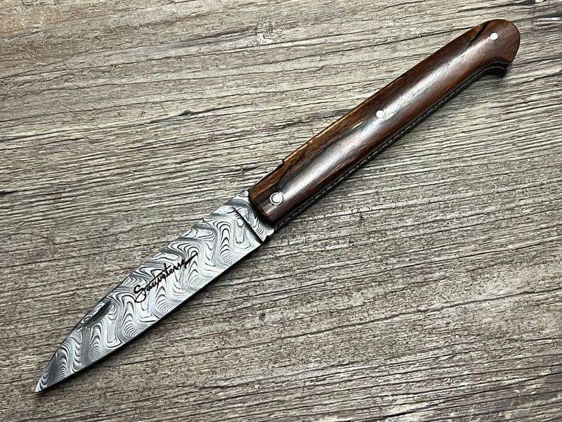 Einzelstück, das Sauveterre, französisches Taschenmesser, Griff Aubrac-Buche, Klinge aus dem Hause Balbach, Echtleder Stecketui, Schmiede Guy Vialis Einzelstück, das Sauveterre, französisches Taschenmesser, Griff Aubrac-Buche, Klinge aus dem Hause Balbach, Echtleder Stecketui, Schmiede Guy Vialis
