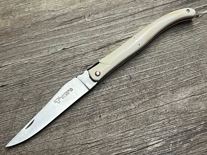 Laguiole en Aubrac 12 cm, Meisterstück von Pierre Martin, Unikat, Griff Warzenschweinzahn Südafrika, Kupferplatine, geschmiedete Biene, Etui Laguiole en Aubrac 12 cm, Meisterstück von Pierre Martin, Unikat, Griff Warzenschweinzahn Südafrika, Kupferplatine, geschmiedete Biene, Etui