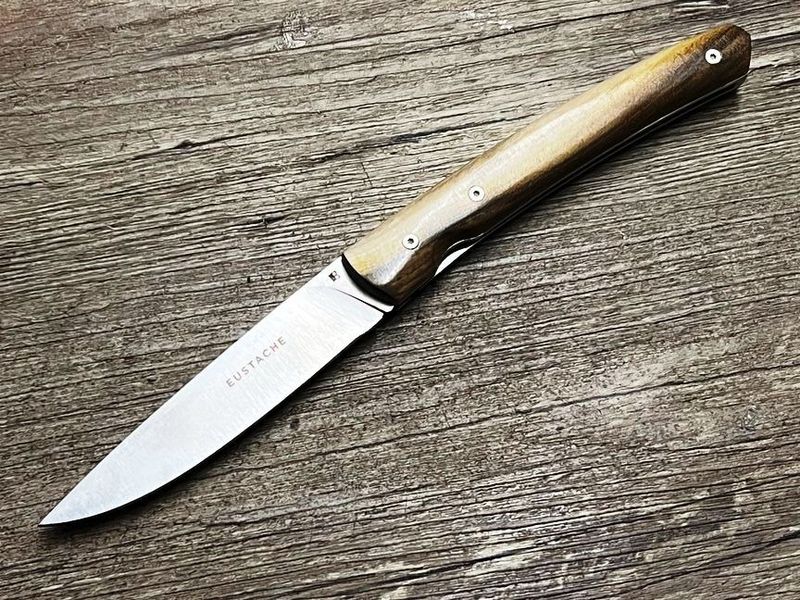 Couteau Eustache, Liner 2 R, Griff Pistazie mit Lederetui, Coutellerie Affut Pro, Messer Nr. 1