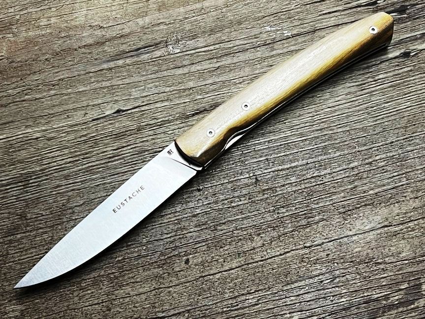 Couteau Eustache, Liner 2 R, Griff Pistazie mit Lederetui, Coutellerie Affut Pro, Messer Nr. 2
