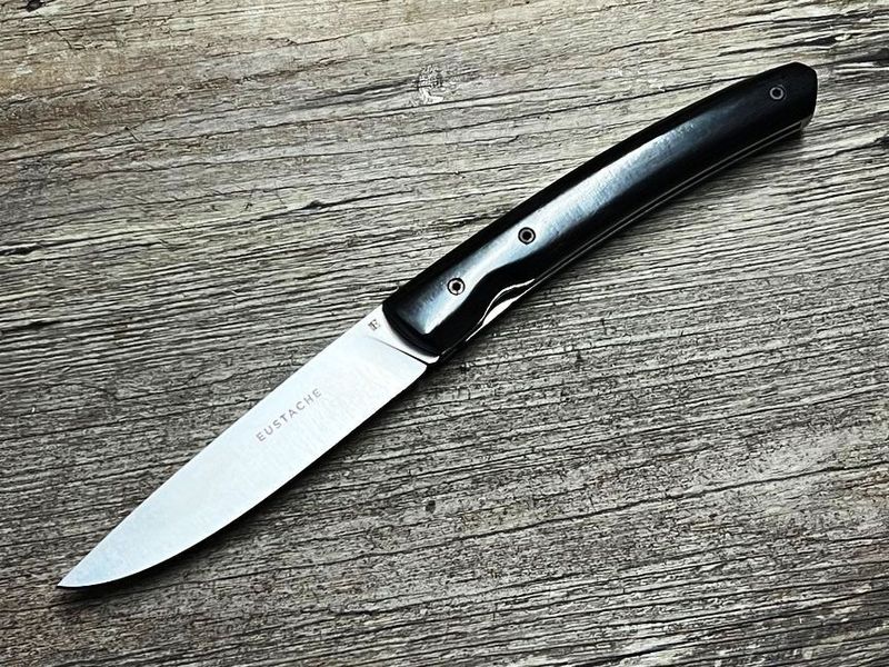 Couteau Eustache, Liner 2 R, Griff Ebenholz mit Lederetui, Coutellerie Affut Pro Couteau Eustache, Liner 2 R, Griff Ebenholz mit Lederetui, Coutellerie Affut Pro
