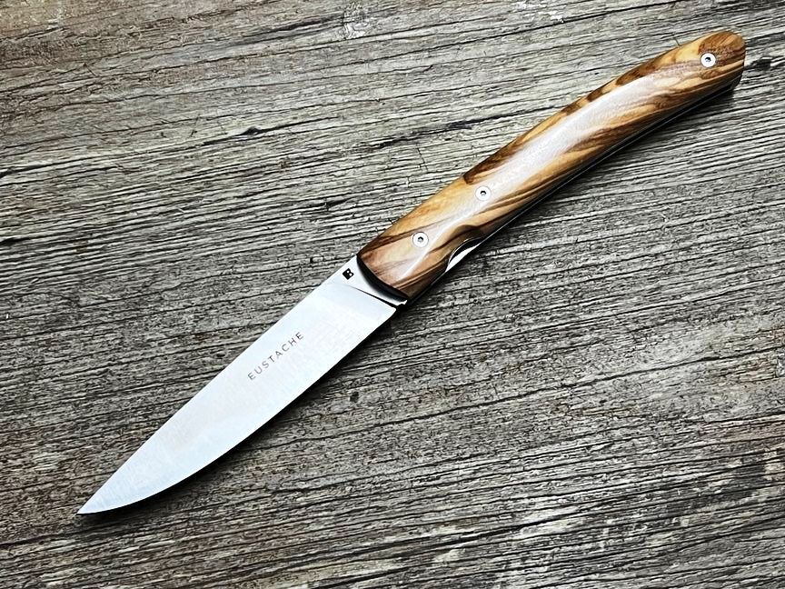 Couteau Eustache, Liner 2 R, Griff Olivenholz mit Lederetui, Coutellerie Affut Pro, Messer Nr. 1