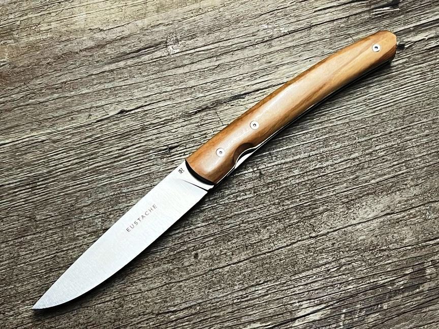 Couteau Eustache, Liner 2 R, Griff Olivenholz mit Lederetui, Coutellerie Affut Pro, Messer Nr. 2