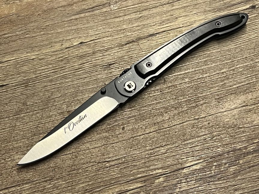Das Occitan Titan (okzitianisches Kreuz) als Liner Lock, französisches Taschenmesser, Griff Ebenholz, Etui, Schmiede Affut Pro