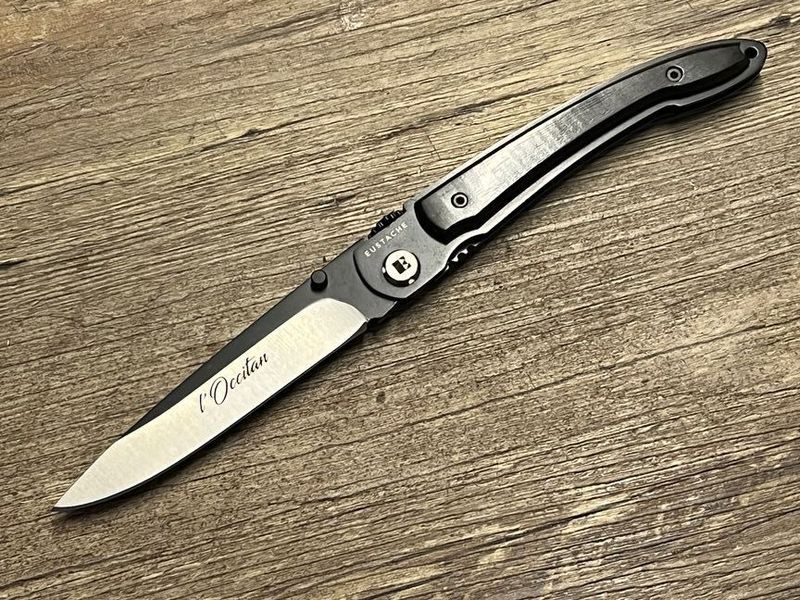 Das Occitan Titan (okzitianisches Kreuz) als Liner Lock, französisches Taschenmesser, Griff Ebenholz, Etui, Schmiede Affut Pro Das Occitan Titan (okzitianisches Kreuz) als Liner Lock, französisches Taschenmesser, Griff Ebenholz, Etui, Schmiede Affut Pro