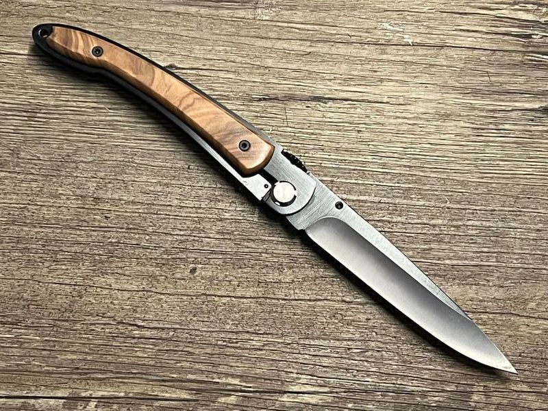 Das Occitan Titan (okzitianisches Kreuz) als Liner Lock, französisches Taschenmesser, Griff Olivenholz, Etui, Schmiede Affut Pro Das Occitan Titan (okzitianisches Kreuz) als Liner Lock, französisches Taschenmesser, Griff Olivenholz, Etui, Schmiede Affut Pro