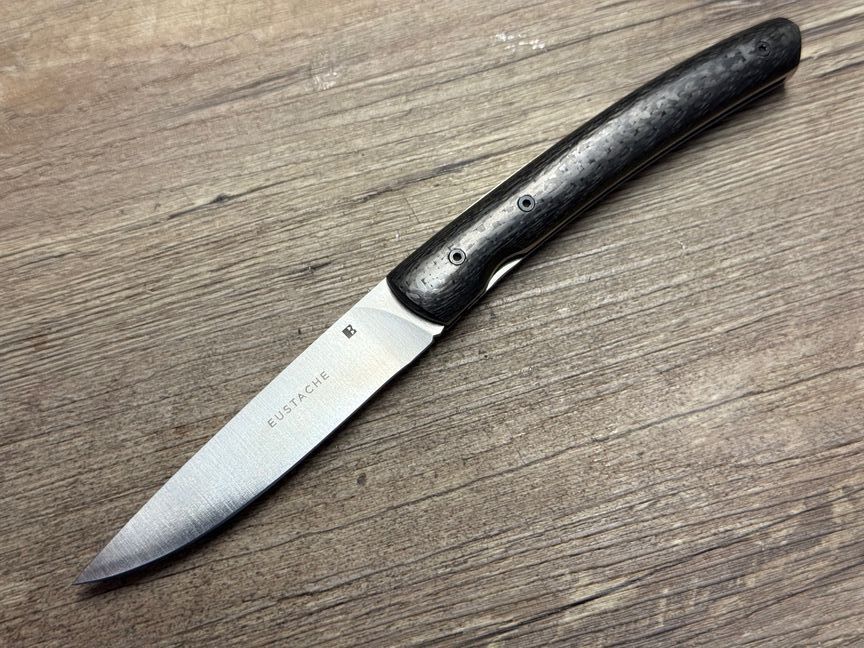 Couteau Eustache, Liner 2 R Luxe, Griff Carbonfaser mit Lederetui, Coutellerie Affut Pro