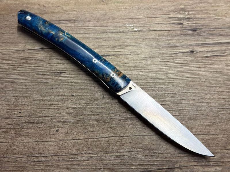 Couteau Eustache, Liner 2 R Luxe, Griff gestockte Pappelmaser blau  mit Lederetui, Coutellerie Affut Pro