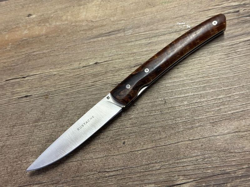 Couteau Eustache, Liner 2 R Luxe, Griff geflammte Buche mit Lederetui, Coutellerie Affut Pro, Messer Nr. 2