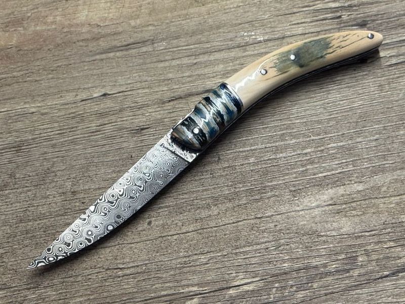 Unikat, Couteau Styl`Ver, Modell Luxe, Coutellerie Goyon-Chazeau, Griff blaues Mammutelfenbein, Mitres Mammutbackenzahn, Klinge 228 Rosen-Damast Unikat, Couteau Styl`Ver, Modell Luxe, Coutellerie Goyon-Chazeau, Griff blaues Mammutelfenbein, Mitres Mammutbackenzahn, Klinge 228 Rosen-Damast