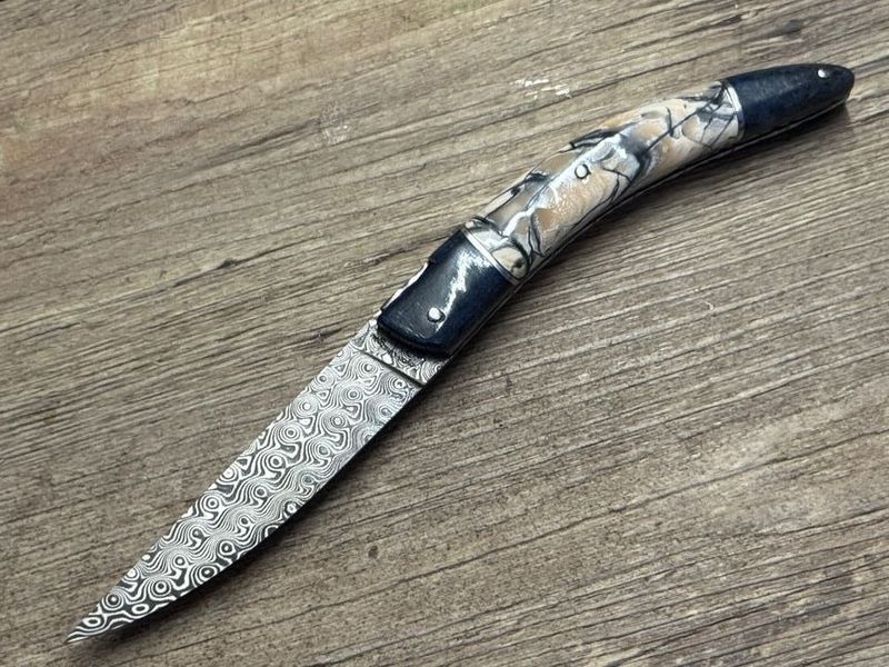 Unikat, Couteau Styl`Ver, Modell Luxe, Coutellerie Goyon-Chazeau, Griff Mammutelfenbein, Mitres Kamelknochen, Klinge 228 Rosen-Damast, Schlangenlederetui Unikat, Couteau Styl`Ver, Modell Luxe, Coutellerie Goyon-Chazeau, Griff Mammutelfenbein, Mitres Kamelknochen, Klinge 228 Rosen-Damast, Schlangenlederetui