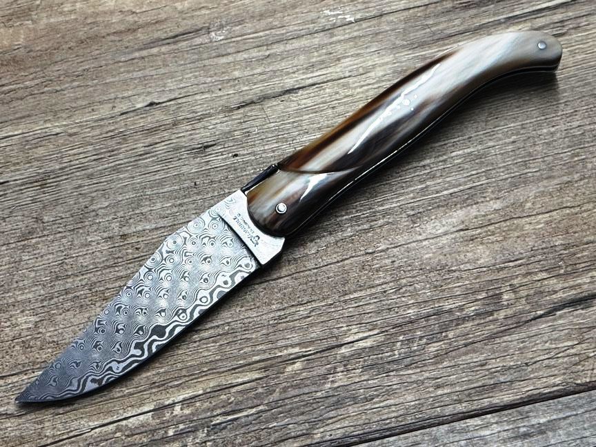 Laguiole en Aubrac  Jagdmesser 14 cm, geflammte Hornspitze, Klinge 320 Lagen Balbach-Damast, Gürtellederholster