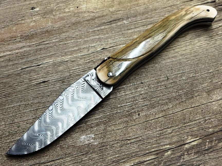 Laguiole en Aubrac  Jagdmesser 14 cm, blaues Mammutelfenbein, Klinge 320 Lagen Balbach-Damast, Gürtellederholster