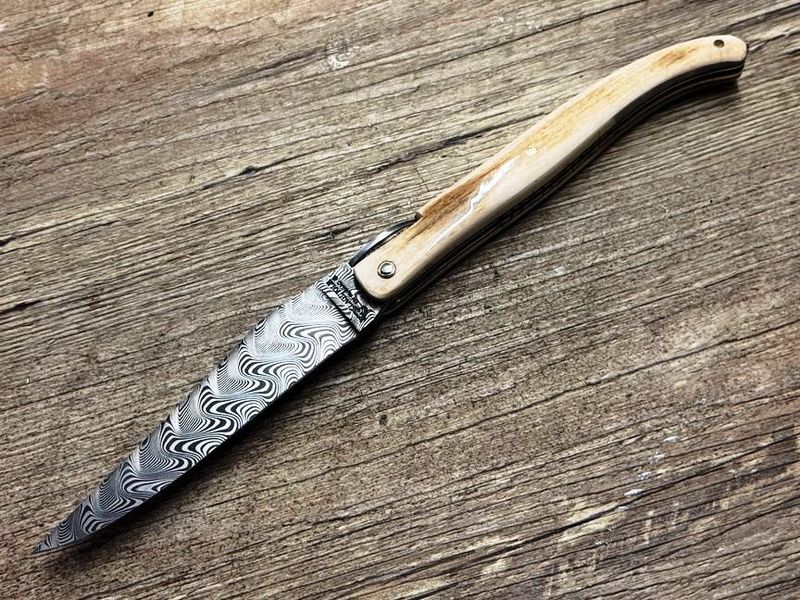 Laguiole en Aubrac 12 cm, Modell Tour Eiffel Prestige, limitierte Auflage Nr. 99 von 200, Mammutelfenbein poliert mit Ebenholz-Liseres Laguiole en Aubrac 12 cm, Modell Tour Eiffel Prestige, limitierte Auflage Nr. 99 von 200, Mammutelfenbein poliert mit Ebenholz-Liseres