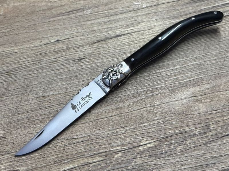 Laguiole Taschenmesser Modell Franc Macon (Freimaurer), Mitres massiv Sterlingsilber, Griff Büffelhornspitze poliert, Coutellerie du Bastion, Le Berger, Messer Nr. 1 Laguiole Taschenmesser Modell Franc Macon (Freimaurer), Mitres massiv Sterlingsilber, Griff Büffelhornspitze poliert, Coutellerie du Bastion, Le Berger, Messer Nr. 1