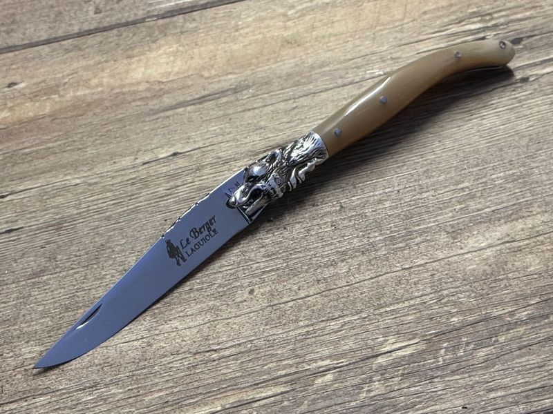 Laguiole Taschenmesser Modell Loup (Wolf), Mitres massiv Sterlingsilber, Griff helle Hornspitze, Coutellerie du Bastion, Le Berger, Messer Nr. 1 Laguiole Taschenmesser Modell Loup (Wolf), Mitres massiv Sterlingsilber, Griff helle Hornspitze, Coutellerie du Bastion, Le Berger, Messer Nr. 1