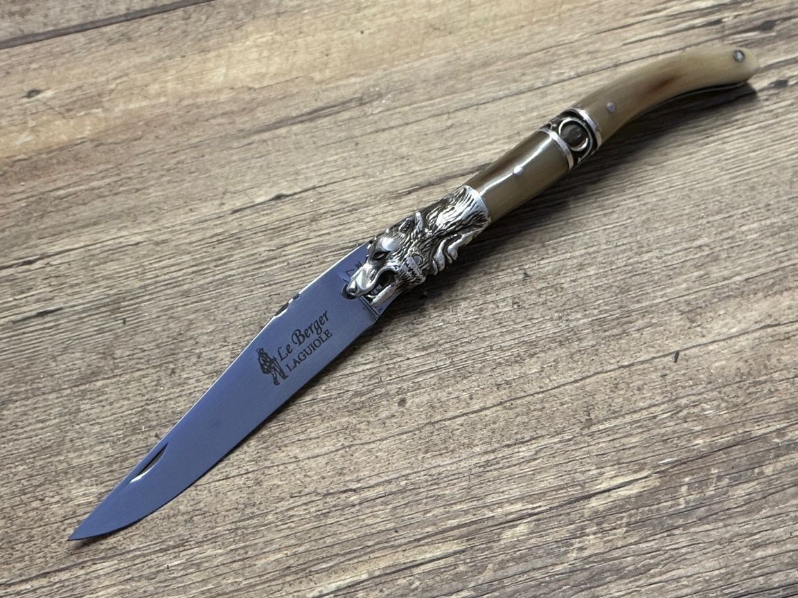 Laguiole Taschenmesser Modell Loup (Wolf), Mitres und Silberbanderole massiv Sterlingsilber, Griff geflammte Hornspitze, Coutellerie du Bastion, Le Berger, Messer Nr. 2