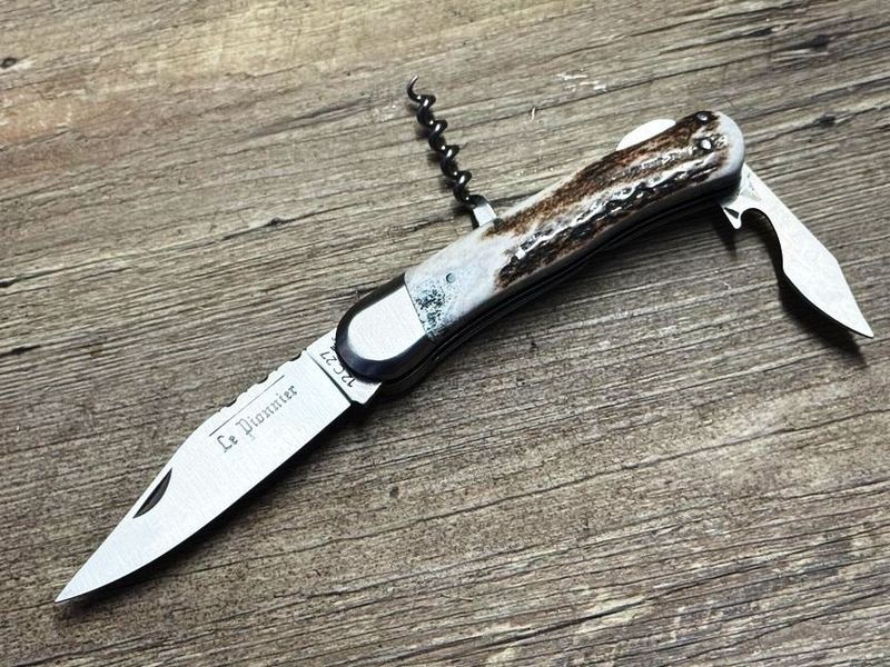 Couteau Chasse Douris Chastel, Modell Le Pionnier, Griff regionales Hirschhorn, 3teiliges kleines Jagdmesser (Petit Chasse) mit Back-Lock-Verriegelung Coutellerie Goyon-Chazeau, Messer Nr. 1 Couteau Chasse Douris Chastel, Modell Le Pionnier, Griff regionales Hirschhorn, 3teiliges kleines Jagdmesser (Petit Chasse) mit Back-Lock-Verriegelung Coutellerie Goyon-Chazeau, Messer Nr. 1