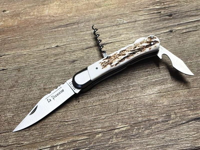 Couteau Chasse Douris Chastel, Modell Le Pionnier, Griff regionales Hirschhorn, 3teiliges kleines Jagdmesser (Petit Chasse) mit Back-Lock-Verriegelung Coutellerie Goyon-Chazeau, Messer Nr. 2 Couteau Chasse Douris Chastel, Modell Le Pionnier, Griff regionales Hirschhorn, 3teiliges kleines Jagdmesser (Petit Chasse) mit Back-Lock-Verriegelung Coutellerie Goyon-Chazeau, Messer Nr. 2