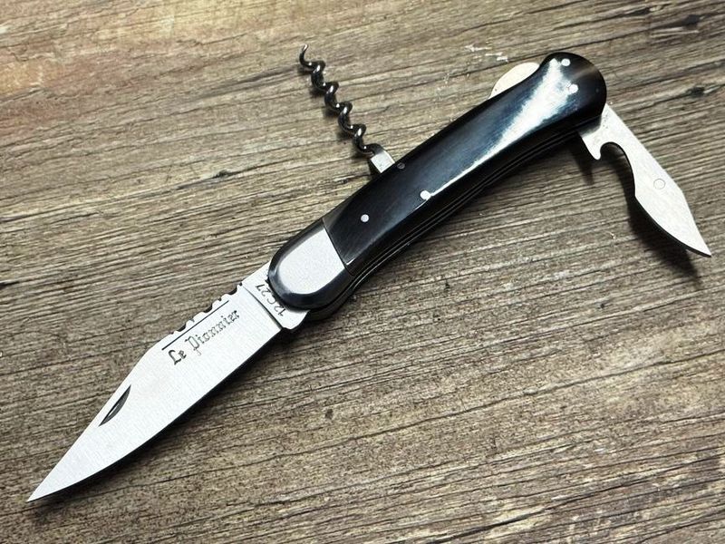 Couteau Chasse Douris Chastel, Modell Le Pionnier, Griff geflammte Hornspitze, 3teiliges kleines Jagdmesser (Petit Chasse) mit Back-Lock-Verriegelung Coutellerie Goyon-Chazeau, Messer Nr. 1 Couteau Chasse Douris Chastel, Modell Le Pionnier, Griff geflammte Hornspitze, 3teiliges kleines Jagdmesser (Petit Chasse) mit Back-Lock-Verriegelung Coutellerie Goyon-Chazeau, Messer Nr. 1