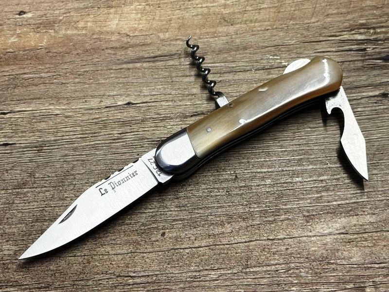 Couteau Chasse Douris Chastel, Modell Le Pionnier, Griff geflammte Hornspitze, 3teiliges kleines Jagdmesser (Petit Chasse) mit Back-Lock-Verriegelung Coutellerie Goyon-Chazeau, Messer Nr. 2 Couteau Chasse Douris Chastel, Modell Le Pionnier, Griff geflammte Hornspitze, 3teiliges kleines Jagdmesser (Petit Chasse) mit Back-Lock-Verriegelung Coutellerie Goyon-Chazeau, Messer Nr. 2