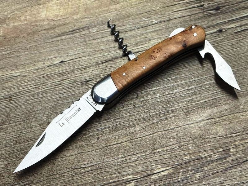 Couteau Chasse Douris Chastel, Modell Le Pionnier, Griff Wacholder, 3teiliges kleines Jagdmesser (Petit Chasse) mit Back-Lock-Verriegelung Coutellerie Goyon-Chazeau, Messer Nr. 1 Couteau Chasse Douris Chastel, Modell Le Pionnier, Griff Wacholder, 3teiliges kleines Jagdmesser (Petit Chasse) mit Back-Lock-Verriegelung Coutellerie Goyon-Chazeau, Messer Nr. 1