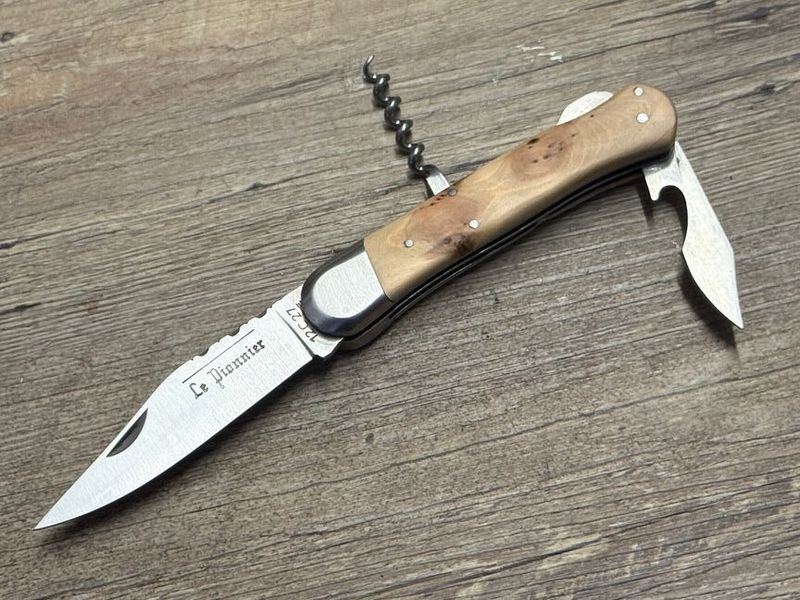 Couteau Chasse Douris Chastel, Modell Le Pionnier, Griff Wacholder, 3teiliges kleines Jagdmesser (Petit Chasse) mit Back-Lock-Verriegelung Coutellerie Goyon-Chazeau, Messer Nr. 2 Couteau Chasse Douris Chastel, Modell Le Pionnier, Griff Wacholder, 3teiliges kleines Jagdmesser (Petit Chasse) mit Back-Lock-Verriegelung Coutellerie Goyon-Chazeau, Messer Nr. 2