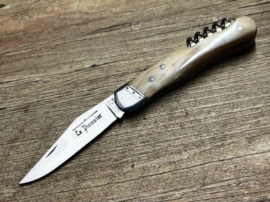 Couteau Chasse  Douris Chastel, Modell Le Pionnier, Griff geflammte Hornspitze, 2teiliges  kleines Jagdmesser (Petit Chasse)  Coutellerie Goyon-Chazeau, Messer Nr. 1